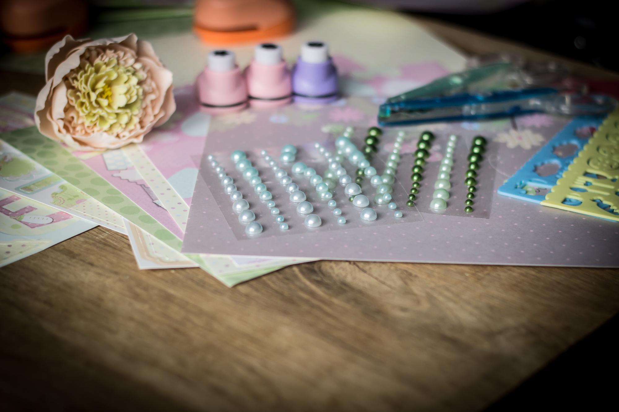 Workshop table with threads and samples of embroidered patterns
